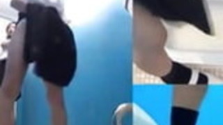 トイレットペーパーの日本の女の子