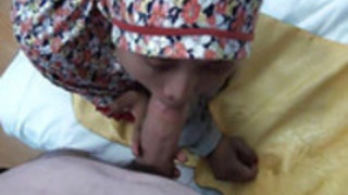 間近で彼の脂肪ディックをしゃぶり