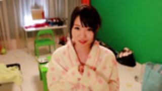 三人組でfacialized日本の小柄な可愛い人