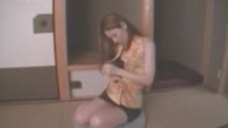 まどか榎本は、床の上に自分自身を快楽