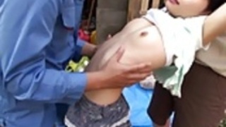 小柄日本の赤ん坊は、屋外で指