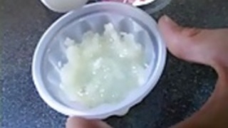 日本の女の子は、凍結精子を食べます