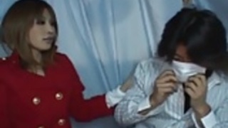 黒沢愛は、ハードコックをなでます