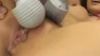 日本の女の子はおもちゃで遊びます