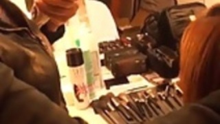 ナオは、ホットポルノショーの間に彼女のクリーミー浮浪人で遊びます