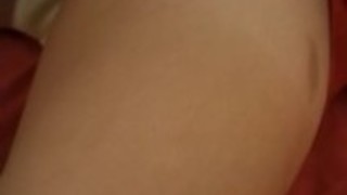 来るまでアン小倉は、パンティの上にバイブレーターで彼女の猫をそそり