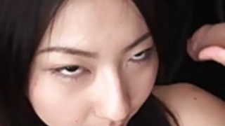 ゴージャスなブルネットふしだらな女は、筋金入りの輪姦を取得