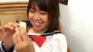 学校の制服の愛和美はコックを吸います