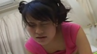 小さなおっぱいとアジアのふしだらな女は、適切犯されます