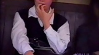 イノセントスクールガールズスカートが露出します