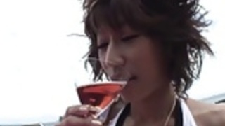 ランディブルネットは、ビーチで男のポールを吸う