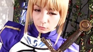 コスプレFSNセイバーのShによって指された後、中出しを楽しんでいます