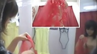 フィッティングルームで裸の女性の下着