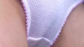 日本のメイドは家のゲストを提供しています