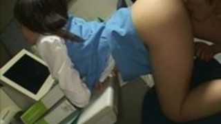 オフィスで均一なセックスにアジアのオフィスレディー