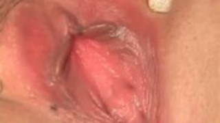 興奮アジアクローズアップでのジューシーなおまんこ穴の広がりを取得