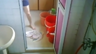 成熟は、シャワーを浴びて