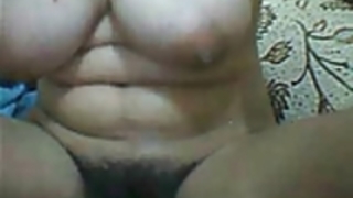 アジアの少女は、ウェブカメラで彼女の毛むくじゃらの猫と巨乳を表示します