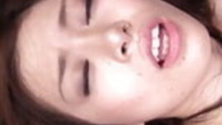 日本の蜂蜜ケイトは、大きなディックで殴られ、左ウィット