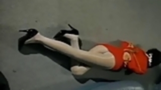 アジアロープでスカートとストッキング