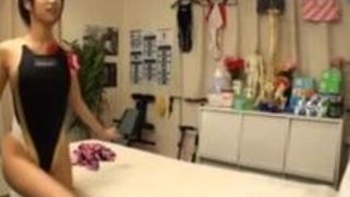 湊莉久競泳選手を手先と言葉巧みに卑猥な体勢を取らせるマッサージで中ハメしてしまう治療院の盗撮風動画