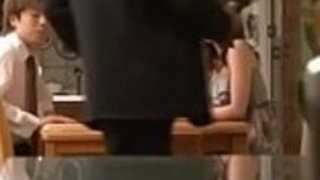 JAPの男の子は夜遅く、彼の上司の妻を眠るPornallday.com