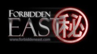 東洋のベイビーは、彼女の口とおっぱいとコックを喜ばせるために愛して