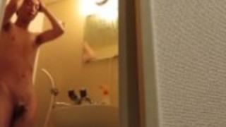 日本の男ルーキはシャワーを浴びる。