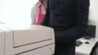 ミルフチキロアキーノは、彼女のタイトな猫で重いペニスをしようとする