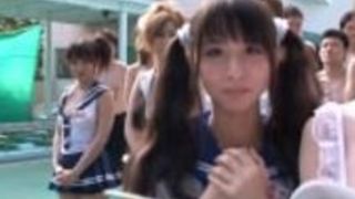 ラッキー男をgangbangingコスチューム日本人ティーン