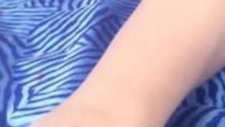 日本の巨乳の女の子が素敵なオナニーを取得します