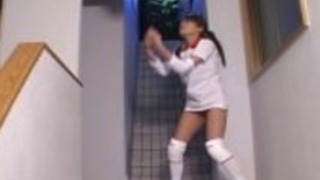 2人の男をオフ吸うスポーティな日本の女の子