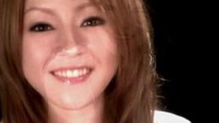 忠実な日本のティーンベイビーは暖かいお姉さんを食べる