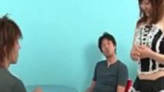 かわいいアジアの家政婦ミク・アイリが素晴らしいフェラチオを披露