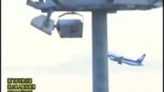 フライト中の機内で忍び寄る痴漢師に無理やりイカされ中出しされるCA