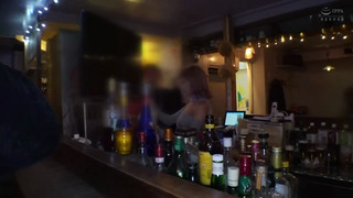 【新宿地下バーのギャル看板娘。】パーフェクトボディな地下バーギャル店員を口説いて中出しSEX！見た目は派手なのに中身はお利口さんなギャップ差がエロいっ！自慢の美脚を広げて奥の奥まで突きまくって超快楽&昇天ヘヴン状態になってイキまくり！【噂の！東京看板娘。1人目】 りりあ