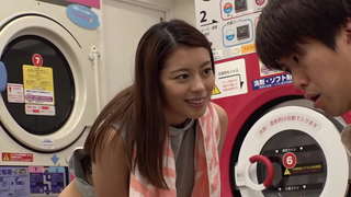 https://bit.ly/39IOS5a コインランドリーで薄着の美女と2人きり。油断してる女のチラリズムに我慢できなくなった僕は…パート3