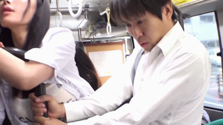 モテた経験がない男子校生が乗り込んだバスは周りがイイ匂いのする人妻だらけ！ 2 揺れる度にデカ尻やボインに触れて爆発寸前！6人の奥様も思春期チ○ポに我慢できまへん。