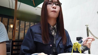 性欲モンスター級の美地味子のオチ○コ2本喰い！！スレンダーな感度マシマシボディでボッキ誘発！！下品に二本頬張る欲張りフェラで涎&マン汁ダクダクで串刺しSEX！！ココじゃないどこかへ昇天でご満悦ド変態美女降臨の巻！！/AV男優の電話帳/No.042 みつは/23歳/地味な外見に内包したモンスター級性欲メガネ美少女！！