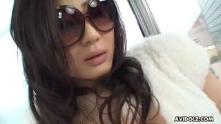 Japanese model, Akari Yukino is masturbating before the catwalk, uncensored